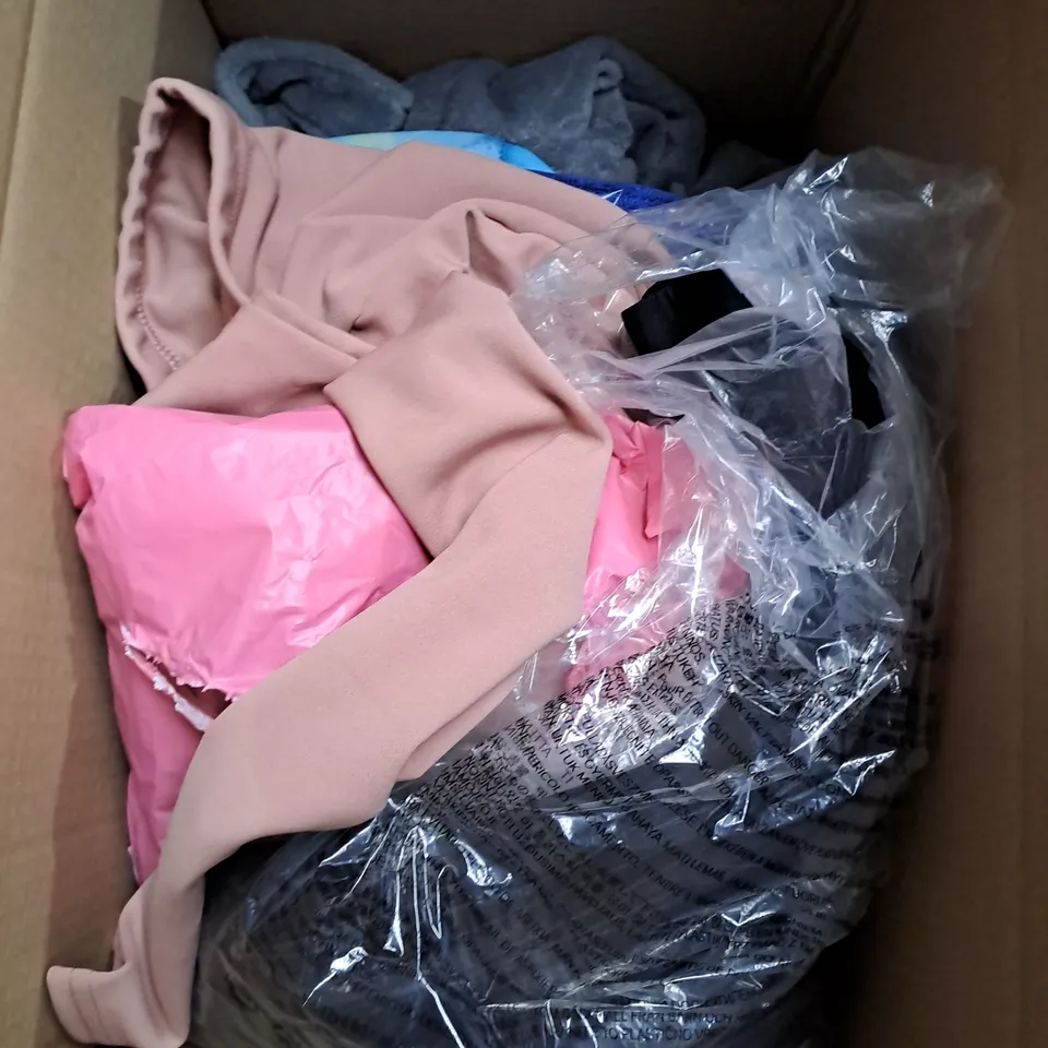 BOX OF APPROXIMATELY 10 ASSORTED CLOTHING ITEMS TO INCLUDE - JUMPERS - TROUSERS - COAT - ETC