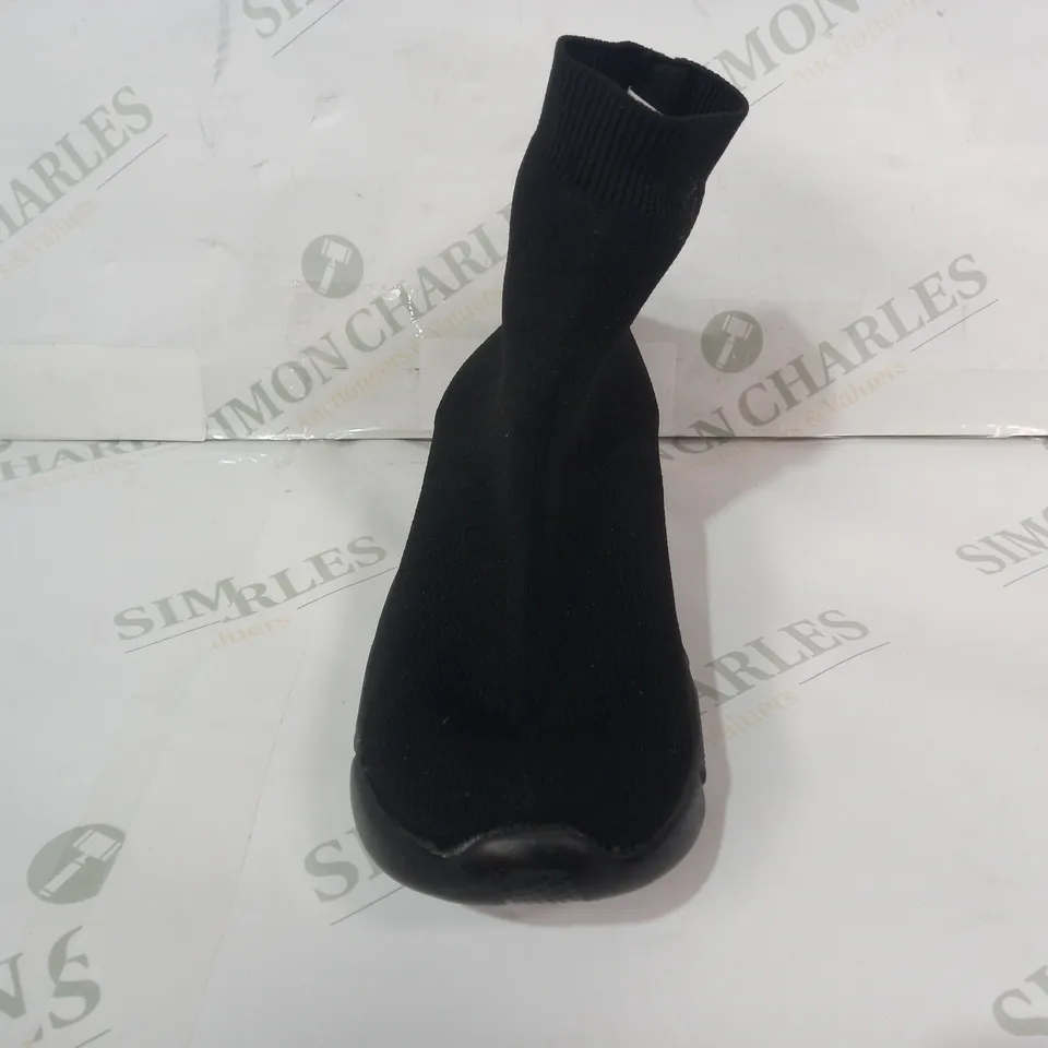 PAIR OF DESIGNER SLIP-ON ANKLE BOOTS IN BLACK EU 37