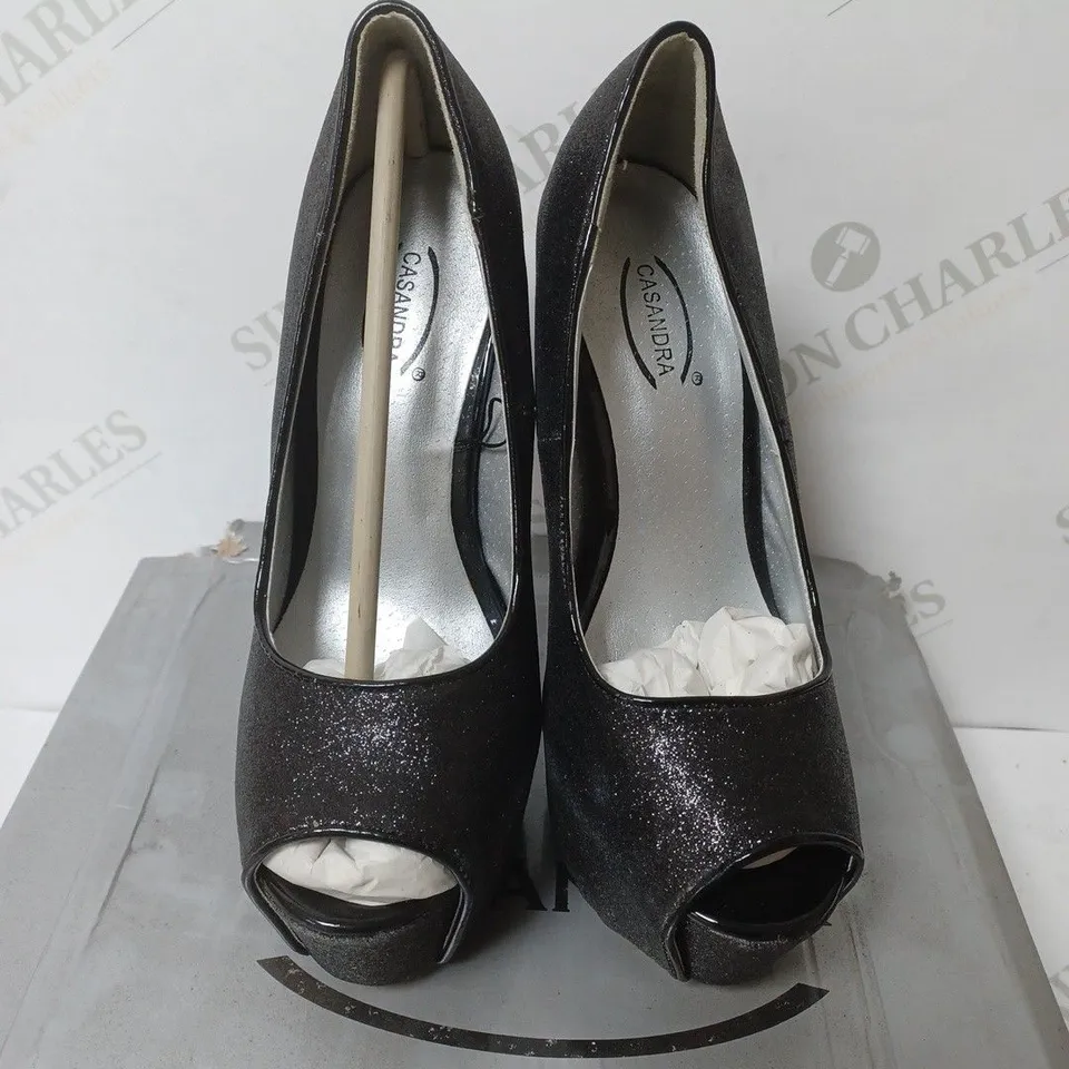 BOXED PAIR OF CASANDRA OPEN TOE HEELED PLATFORM SHOES IN BLACK GLITTER SIZE 4
