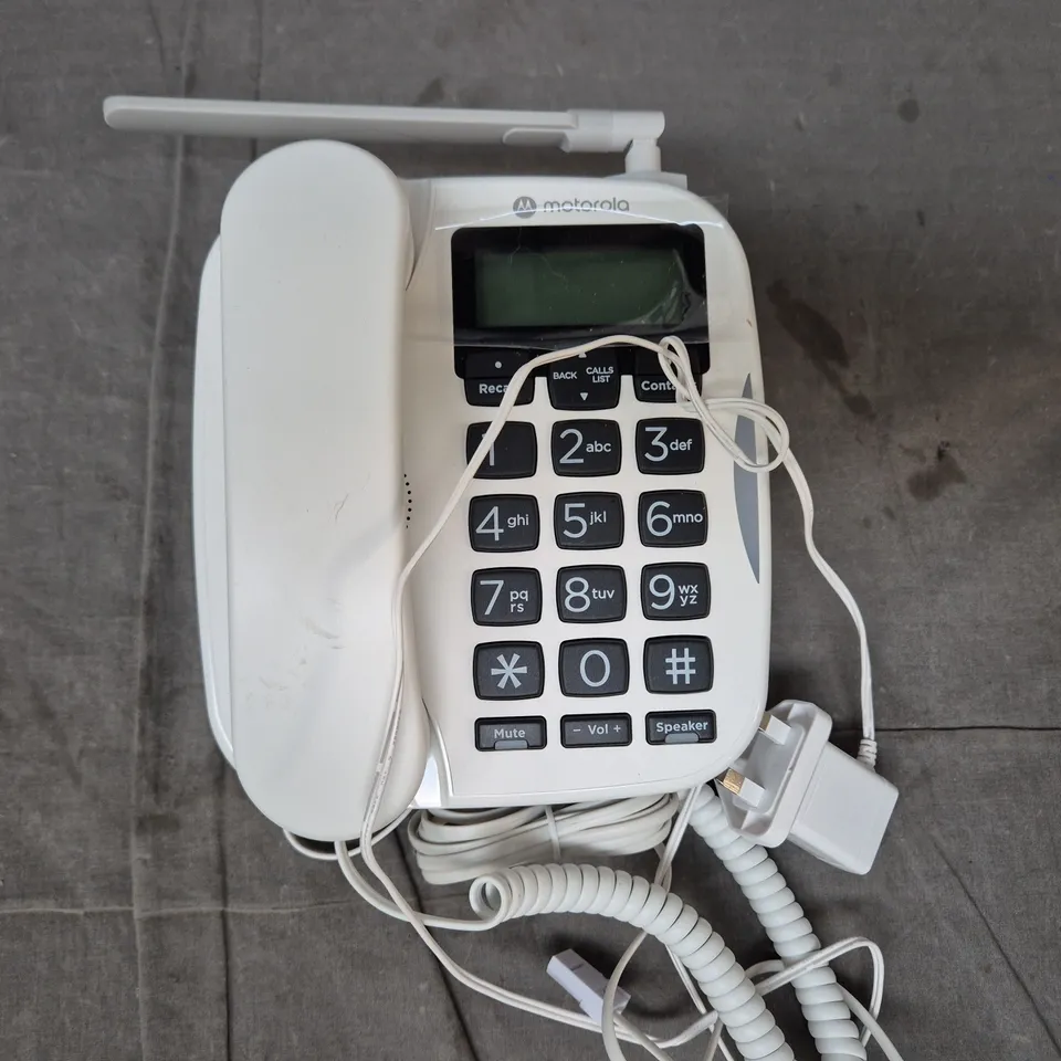APPROXIMATELY 10 ASSORTED HOUSEHOLD ITEMS TO INCLUDE MOTOROLA LANDLINE, VARIOUS CABLES AND POWER ADAPTERS, ETC