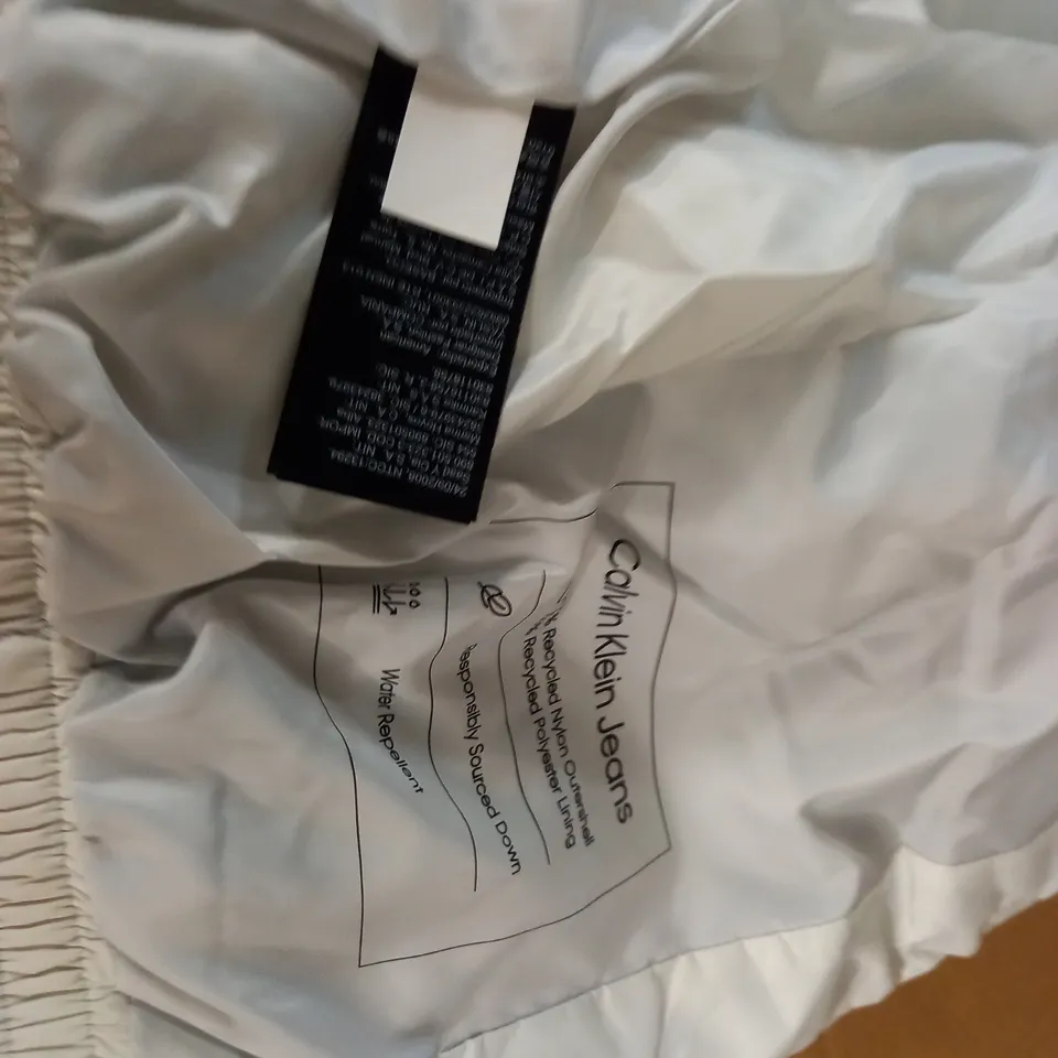 CALVIN KLEIN JEANS HOODED GILET IN CIRRUS GREY - S