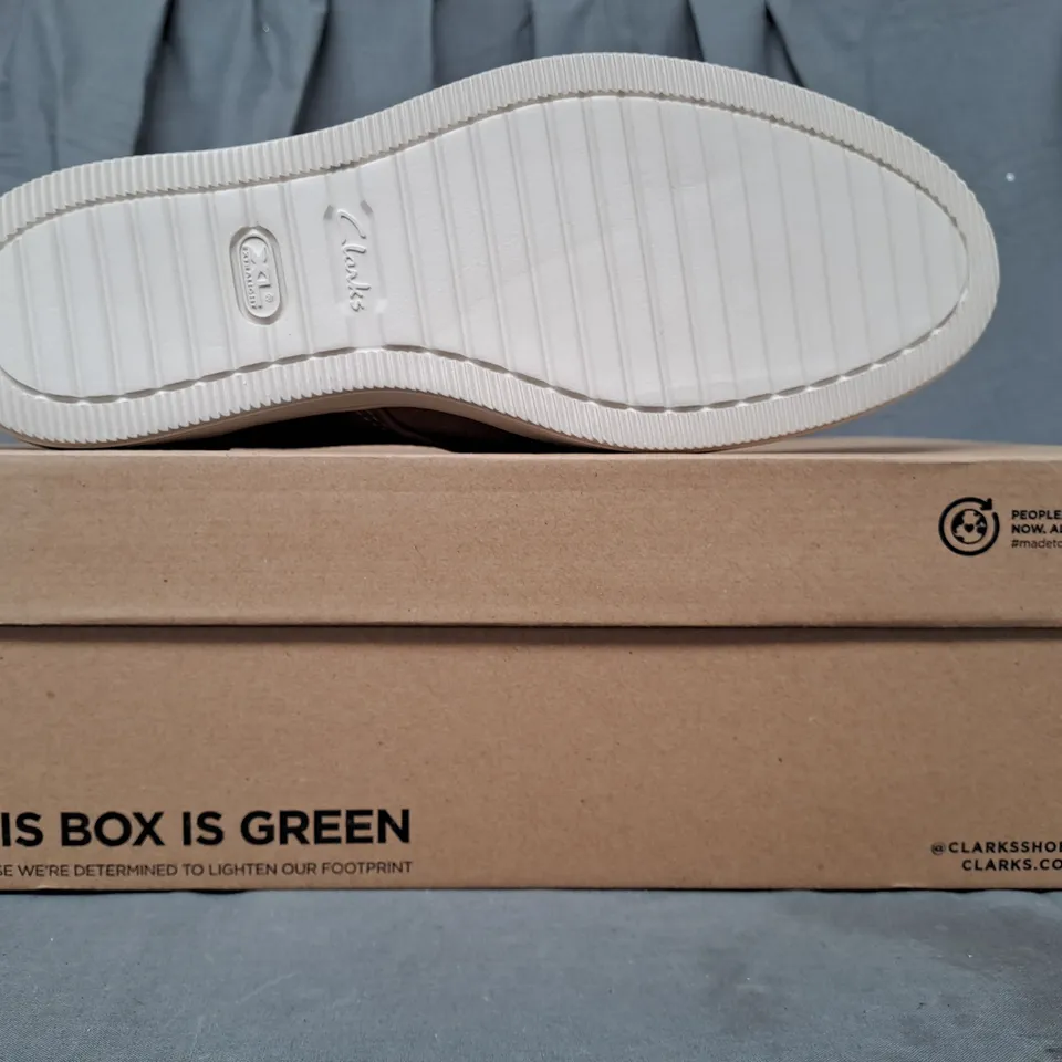 BOXED PAIR OF CLARKS SHARKFORD WALK SHOES IN PEBBLE UK SIZE 11