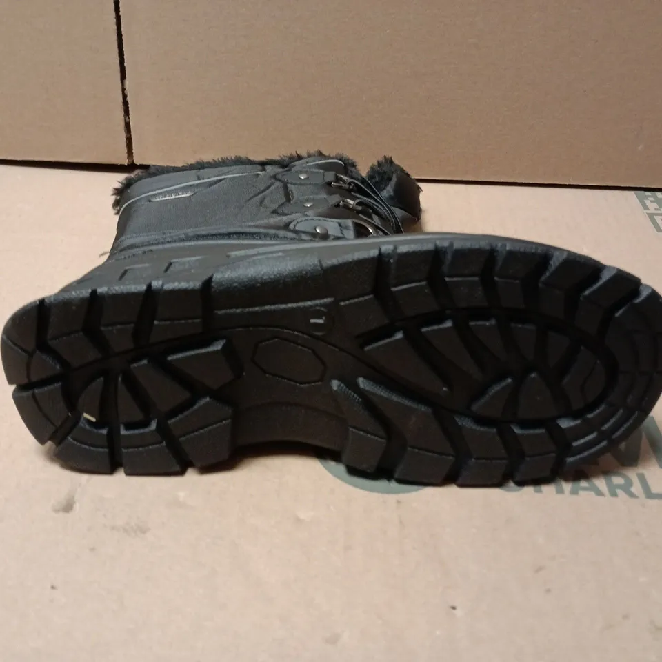 MOUNTAIN WAREHOUSE WHISTLER KIDS ADAPTIVE FLEECE LINED SNOW BOOTS IN BLACK - UK 1