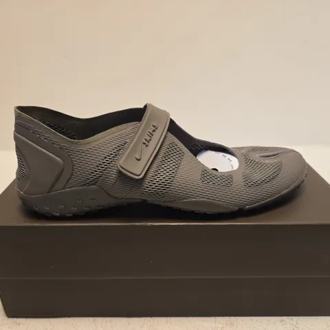 BOXED PAIR OF NIKE X SKINS RIFT 2 TONE MESH TRAINERS – GREY, UK 6.5