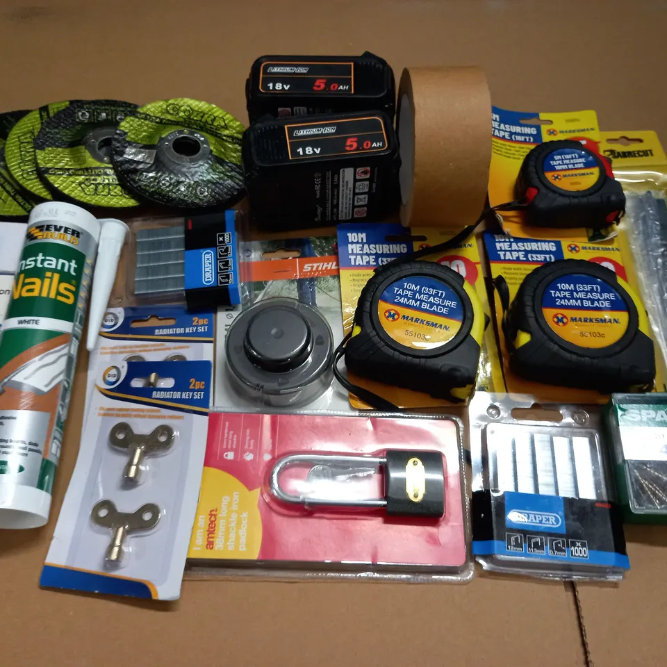 LOT OF ASSORTED DIY ITEMS TO INCLUDE DRAPER STAPLES, CUTTING DISCS AND TAPE MEASURES