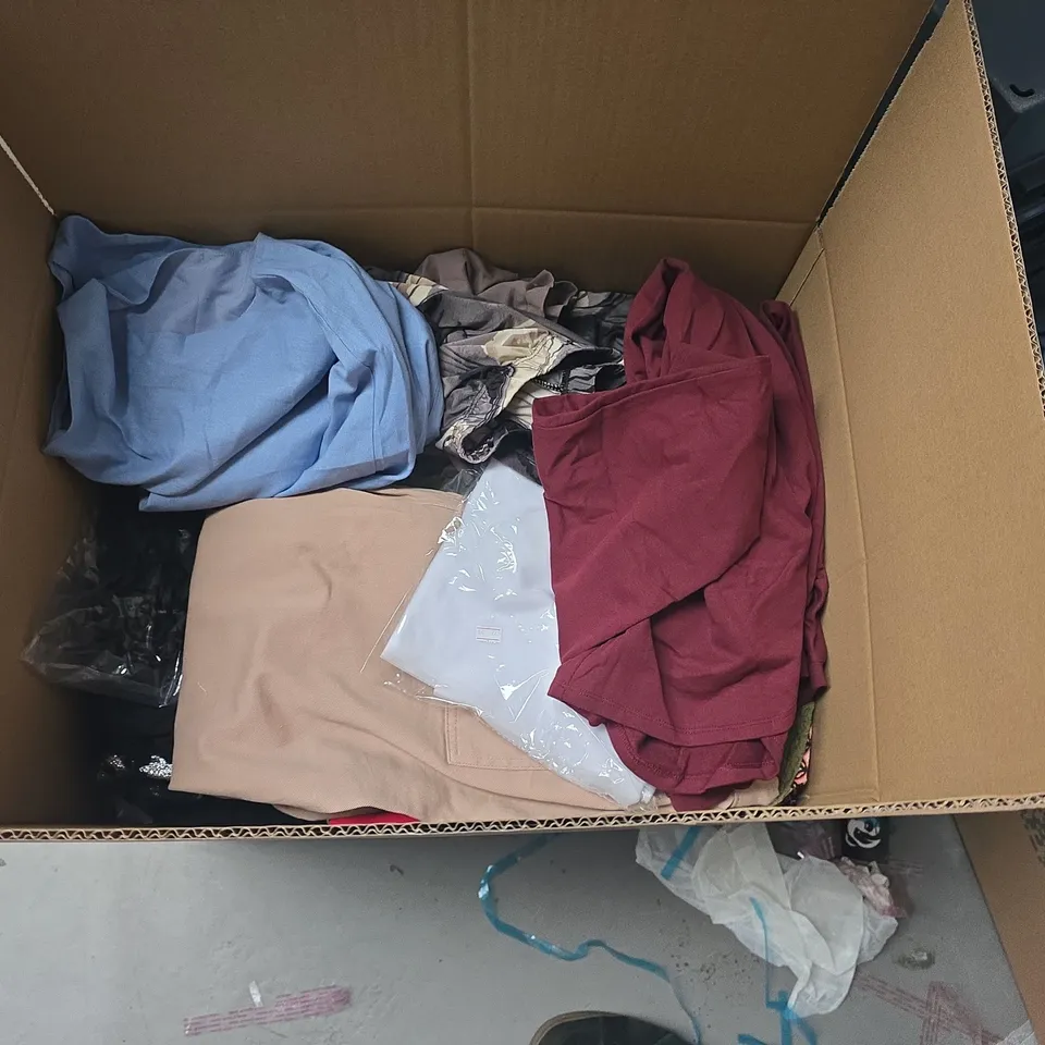 LARGE QUANTITY OF ASSORTED CLOTHING ITEMS TO INCLUDE NEW LOOK, WIDE LEG CROP AND YOURS