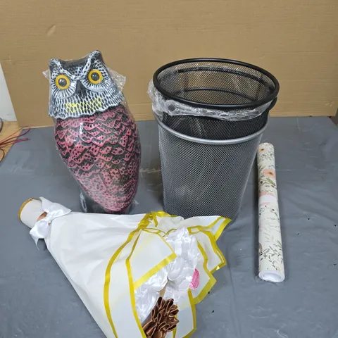 APPROXIMATELY 30 ASSORTED HOUSEHOLD PRODUCTS TO INCLUDE HOME DECOR, WALLPAPER, DUVET SHEETS ETC - COLLECTION ONLY 