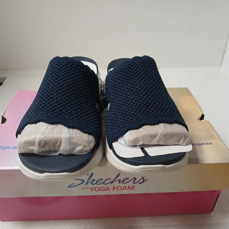 BOXED PAIR OF SKECHERS WOMEN'S NAVY YOGA FOAM SANDALS – UK 7