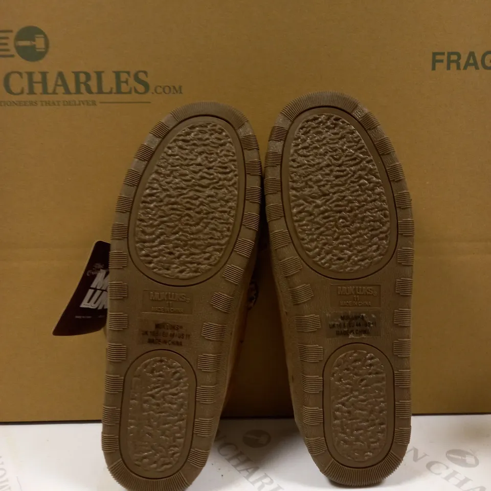 MUK LUKS MENS TAN SLIP ON SHOES - SIZE 10.5/11