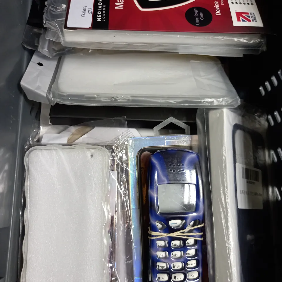 LOT OF APPROXIMATELY 20 MOBILE PHONE ACCESSORIES TO INCLUDE SCREEN PROTECTORS AND CASES