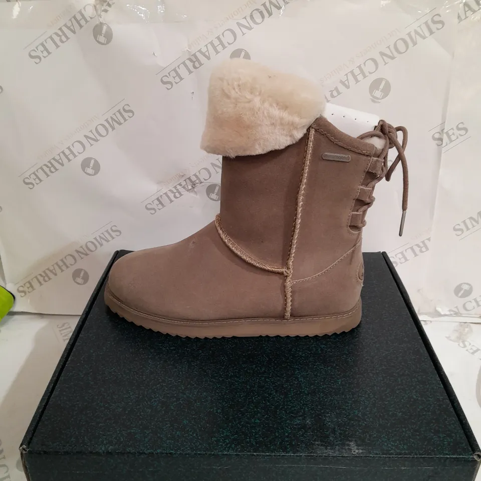 BOXED PAIR OF EMU BIRDWOOD BOOTS IN MUSHROOM UK SIZE 6