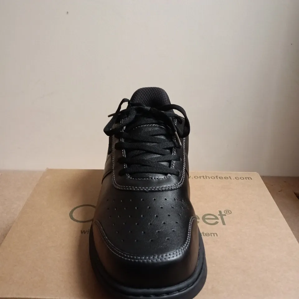 BOXED PAIR OF ORTHOFEET PIERRE BLACK X-WIDE (4E) MEN'S SHOES, UK9 (EU 42.5)