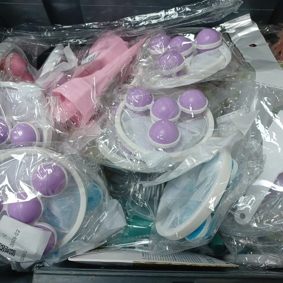 BOX OF APPROXIMATELY 12 ASSORTED ITEMS TO INCLUDE - EGG TOPPER , NAPKINS , BLACK CLAMP ETC