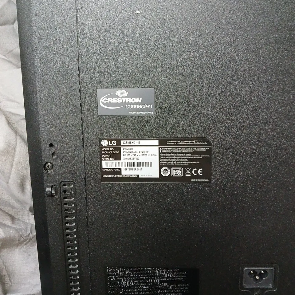 LG 43SM5KD-B 43-INCH WEBOS SIGNAGE DISPLAY. BOXED. NO POWER SUPPLY OR ACCESSORIES. POWERS ON.