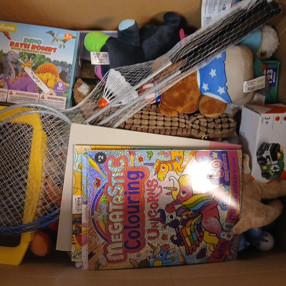 APPROXIMATELY 20 ASSORTED TOYS, GAMES, GIFTS AND NOVELTIES TO INCLUDE MAGNETIC BUILDING TILES, DINO BATH BOMBS, JOHN LEWIS RECYCLING TRUCK, ETC - COLLECTION ONLY