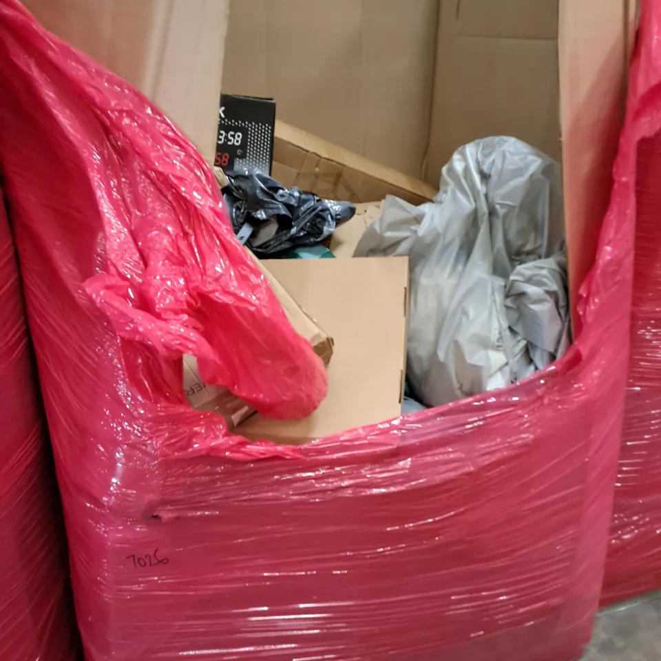 PALLET OF ASSORTED HOUSEHOLD ITEMS TO INCLUDE FOLDING PET CRATE,  TOILET SEAT AND DOOR MAT