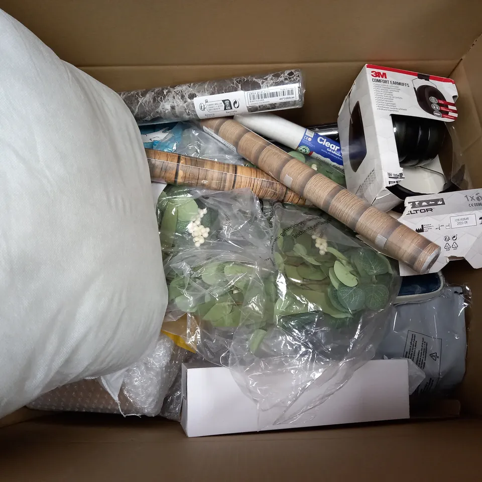 APROXIMATELY 15 ASSORTED HOUSEHOLD ITEMS TO INCLUDE FURRYBABY SELF COOLING PET MATT, DUZZIT FLOOR WIPES, FLORAL WREATH, ETC