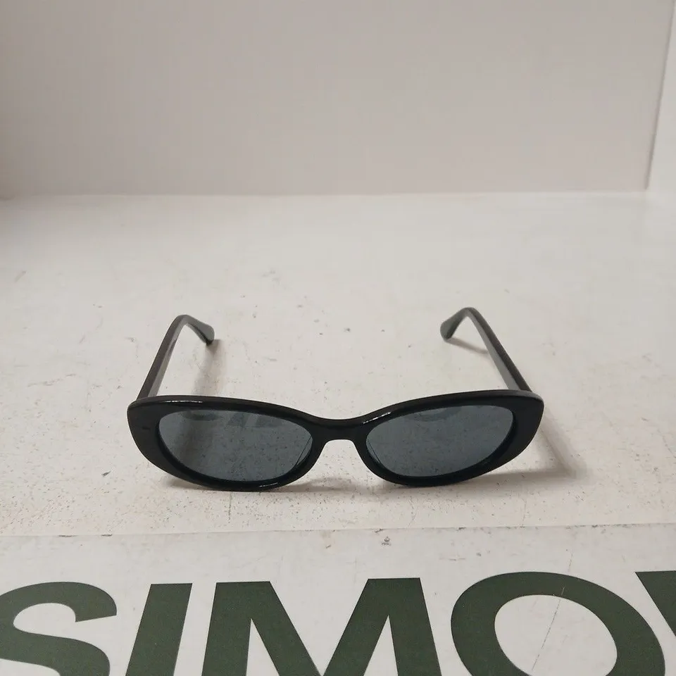 PRAGNELL BLACK WRAPAROUND SUNGLASSES