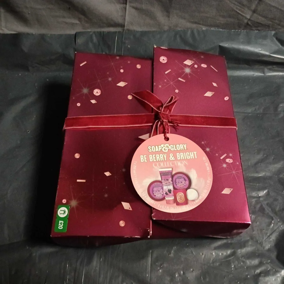 SOAP & GLORY BE BERRY & BRIGHT COLLECTION GIFT SET – BOXED