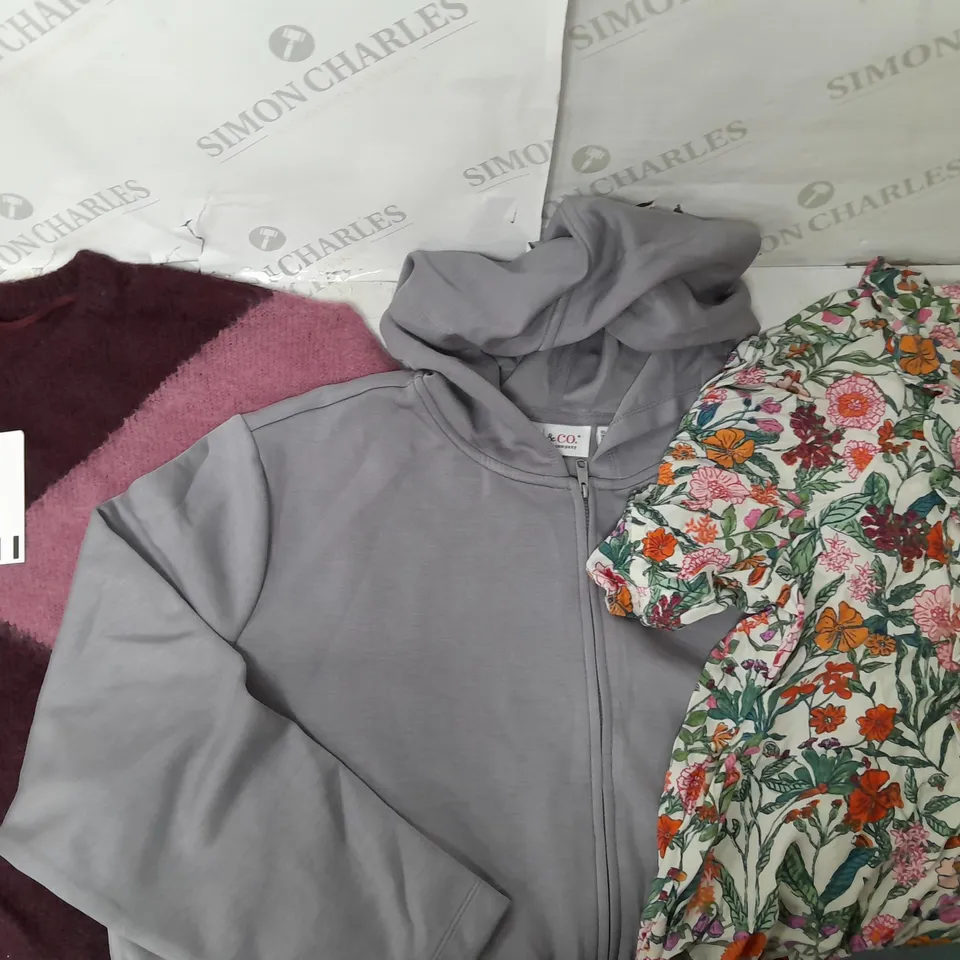 A BOX OF 10 VARIOUS CLOTHING ITEMS TO INCLUDE A ICHI PINK JUMPER A GREY HOODED ZIP UP TOP AND A FLOWER DESIGN BUTTON UP BLOUSE 