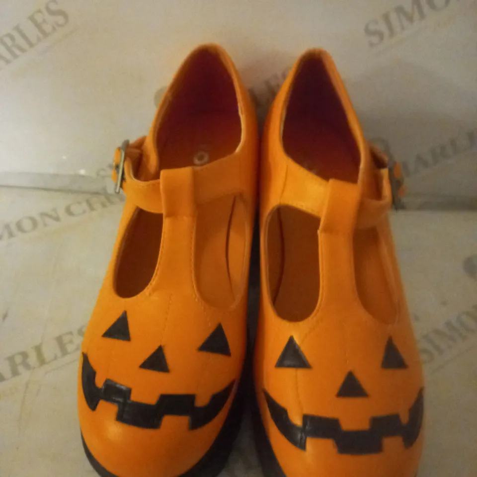 BOXED PAIR OF KOI WOMEN'S SAI PUMPKIN POISON MARY JANES SIZE 6