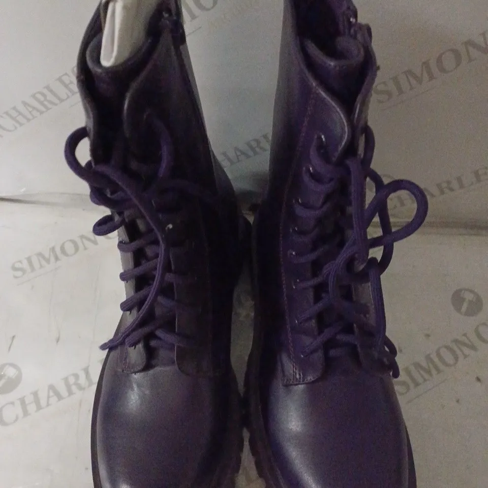 PAIR OF KOI WOMEN'S LACE UP BOOTS SIZE 6