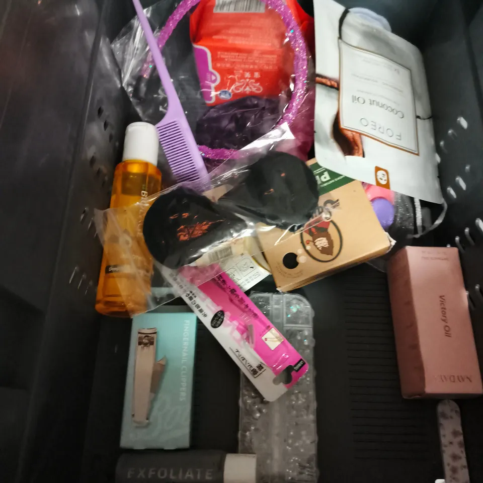 APPROXIMATEY 20 ASSORTED HEALTH AND BEAUTY PRODUCTS TO INCLUDE - GRACE & STELLA ILLUMINATING EYE MASKS - BIODANCE BIO-COLLAGEN FACE MASKS - OGX 1 MINUTE TREATMENT MASK - ETC