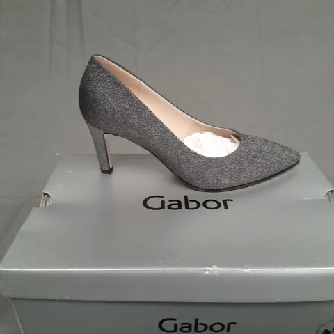 BOXED PAIR OF GABOR DANE HEEL IN SILVER GLITTER SIZE 5