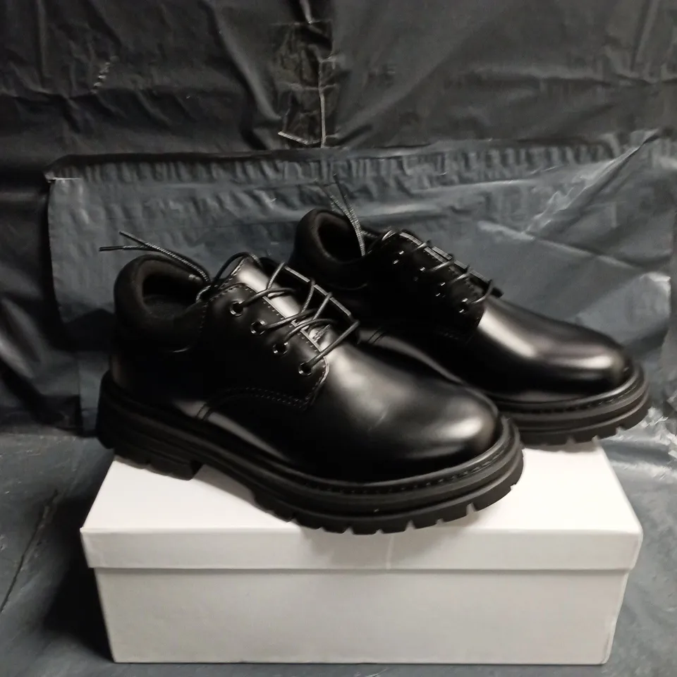 CONZURI BLACK LEATHER LACE-UP SHOES WITH CHUNKY LUG SOLE SIZE 6