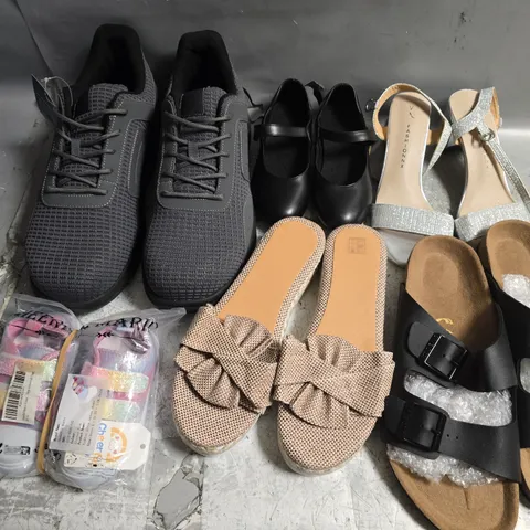 APPROXIMATELY 20 ASSORTED PAIRS OF SHOES AND FOOTWEAR ITEMS IN VARIOUS STYLES AND SIZES TO INCLUDE BIRKENSTOCK, FITVILLE, FASHIONNX, ETC