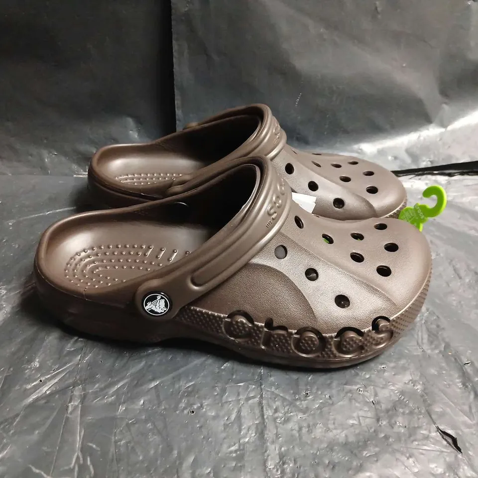 PAIR OF CROCS CLASSIC CLOG, BROWN – UK SIZE M4/W5