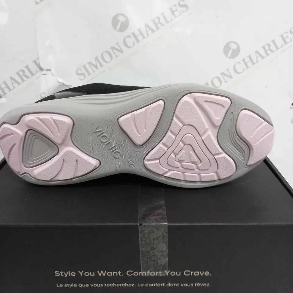 BOXED VIONIC AGILE CASSIS ZIP TRAINER IN BLACK - SIZE 5