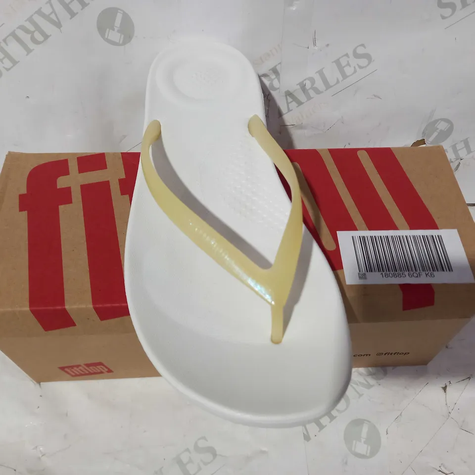 BOXED PAIR OF FITFLOP PEARLISED FLIP FLOPS IN WHITE UK SIZE 6