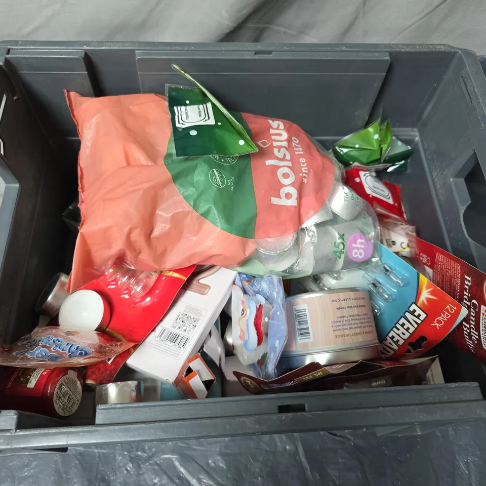 APPROXIMATELY 12 ASSORTED HOUSEHOLD ITEMS TO INCLUDE SCENTED CANDLES & WAX MELTS