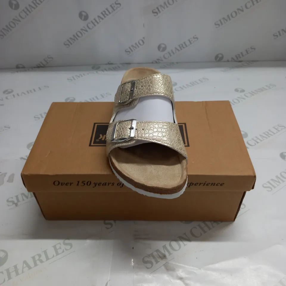 BOXED CUSHION-WALK SANDALS SIZE 6