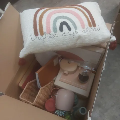 BOX OF ASSORTED DECORATIVE SHOWROOM STAGING ITEMS TO INCLUDE; PILLOW, CANDLE HOLDERS, NOTEBOOKS ETC