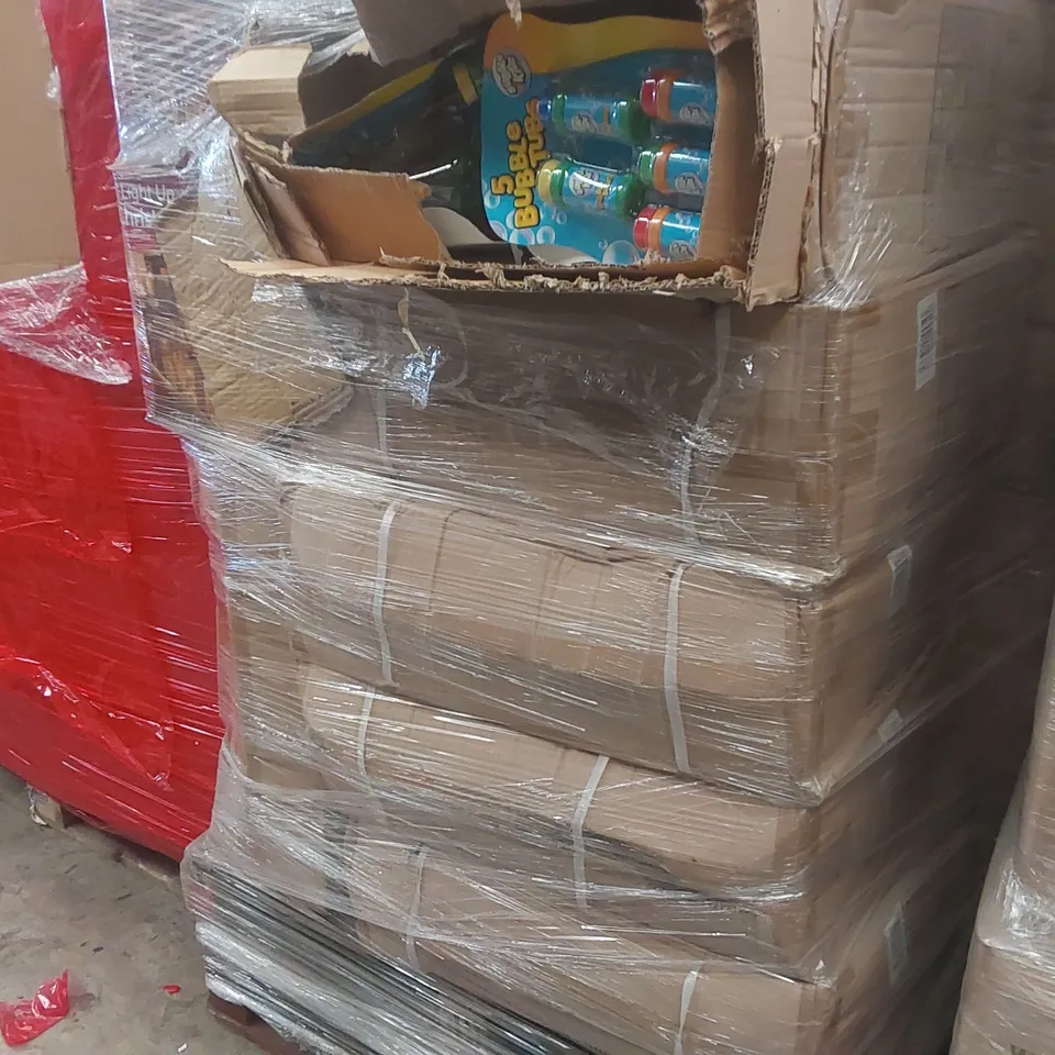 PALLET CONTAINING A VERY LARGE QUANTITY OF ASSORTED ITEMS INCLUDING: CHRISTMAS LIGHT UP PARCELS, BUBBLE KIDZ BUBBLE TUBS ECT