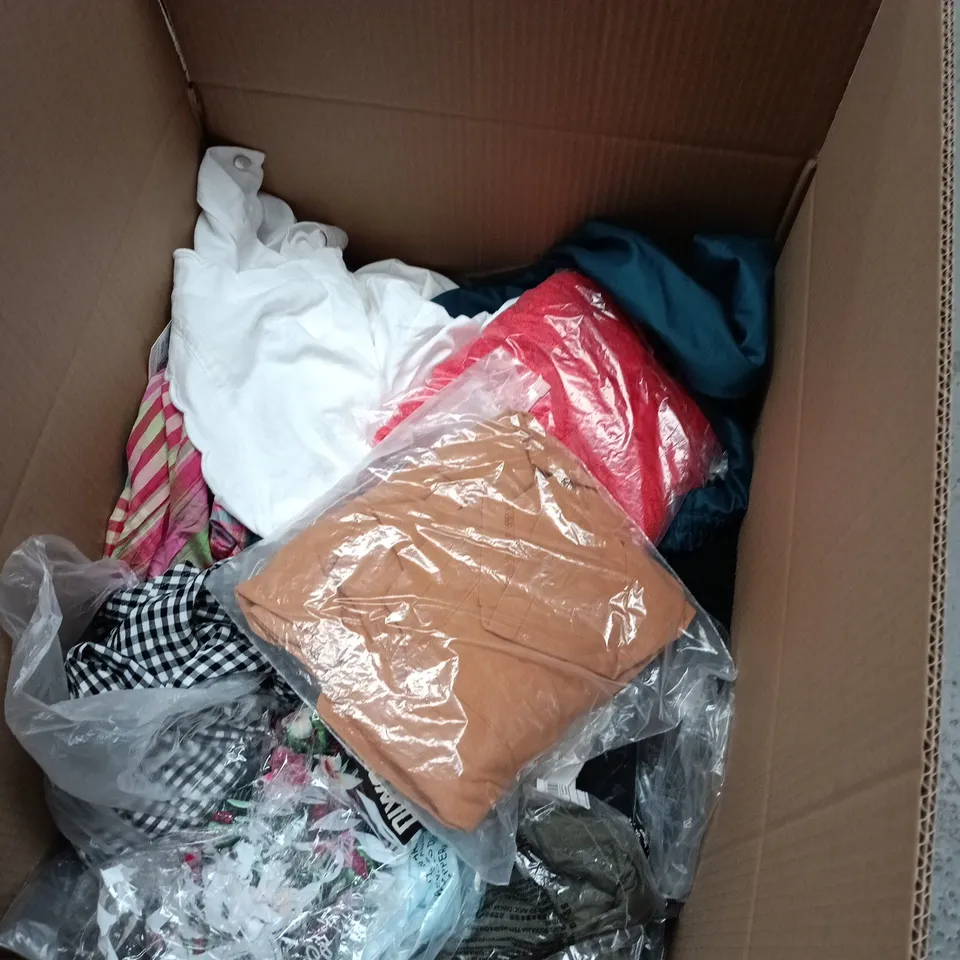 BOX OF APPROXIMATELY 25 ASSORTED CLOTHING ITEMS TO INCLUDE ROMAN ETC