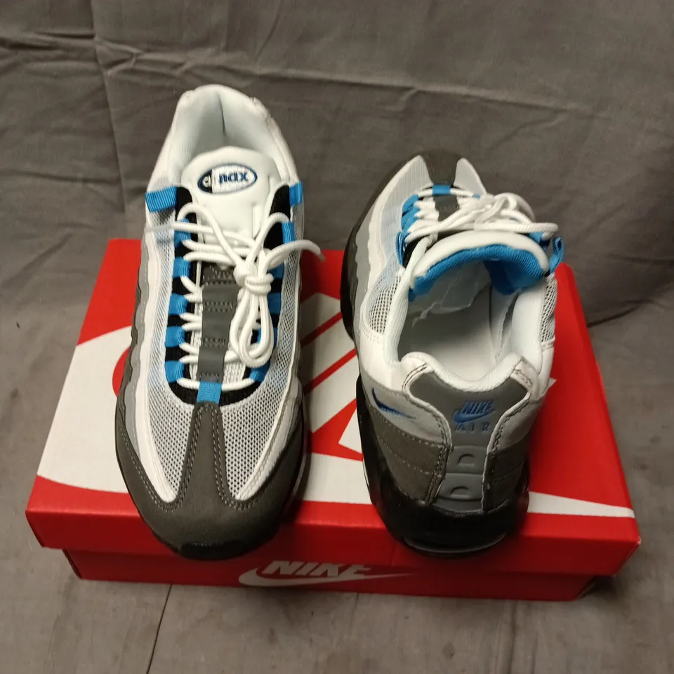 BOXED NIKE AIR MAX 95 TT TRAINERS – GREY/WHITE/BLUE, UK 6 (US 7, EU 40)