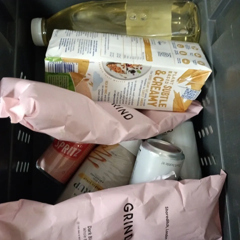 APPROXIMATELY 15 ASSORTED FOOD AND DRINK ITEMS TO INCLUDE - MYPROTEIN GOLDEN SYRUP, GRIND DARK BLEND WHOLE BEAN COFFEE AND PICKLED MUSSELS