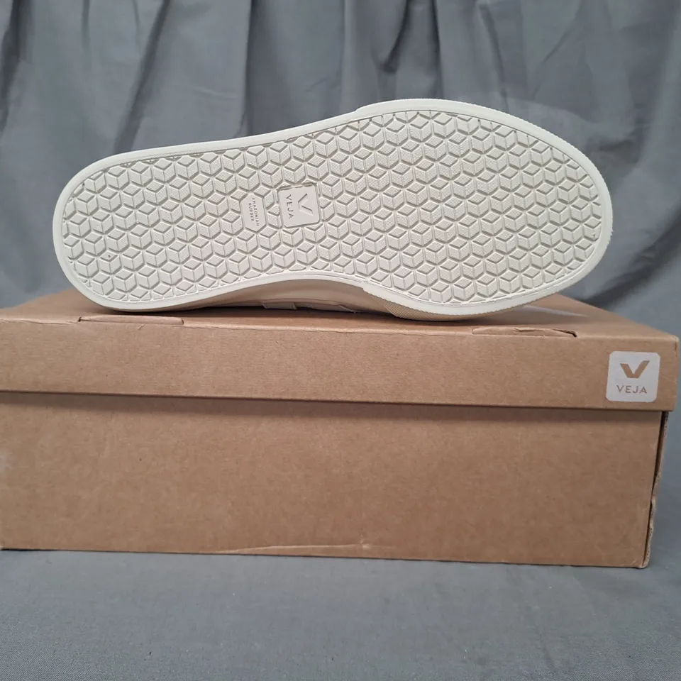 BOXED PAIR OF VEJA CAMPO SNEAKERS IN WHITE UK SIZE 6