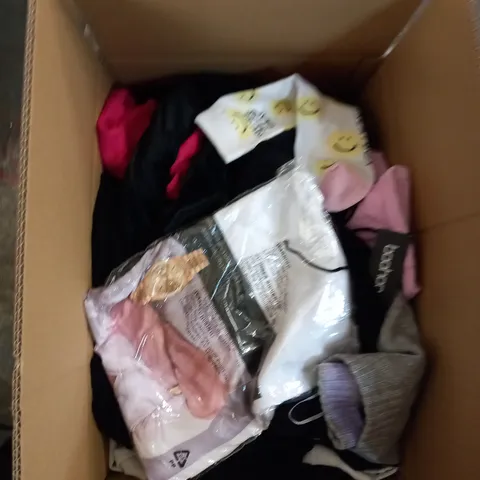 LOT OF ASSORTED CLOTHING ITEMS AND ACCESSORIES TO INCLUDE; T-SHIRTS, JUMPERS ETC