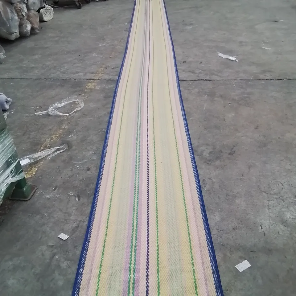 QUALITY DESIGNER AREA RUG - APPROXIMATELY 790X60CM