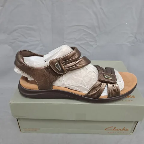 CLARKS ORIGINALS KITTY AVE BRONZE LEATHER SANDALS – WOMEN'S UK 8 (EU 42)