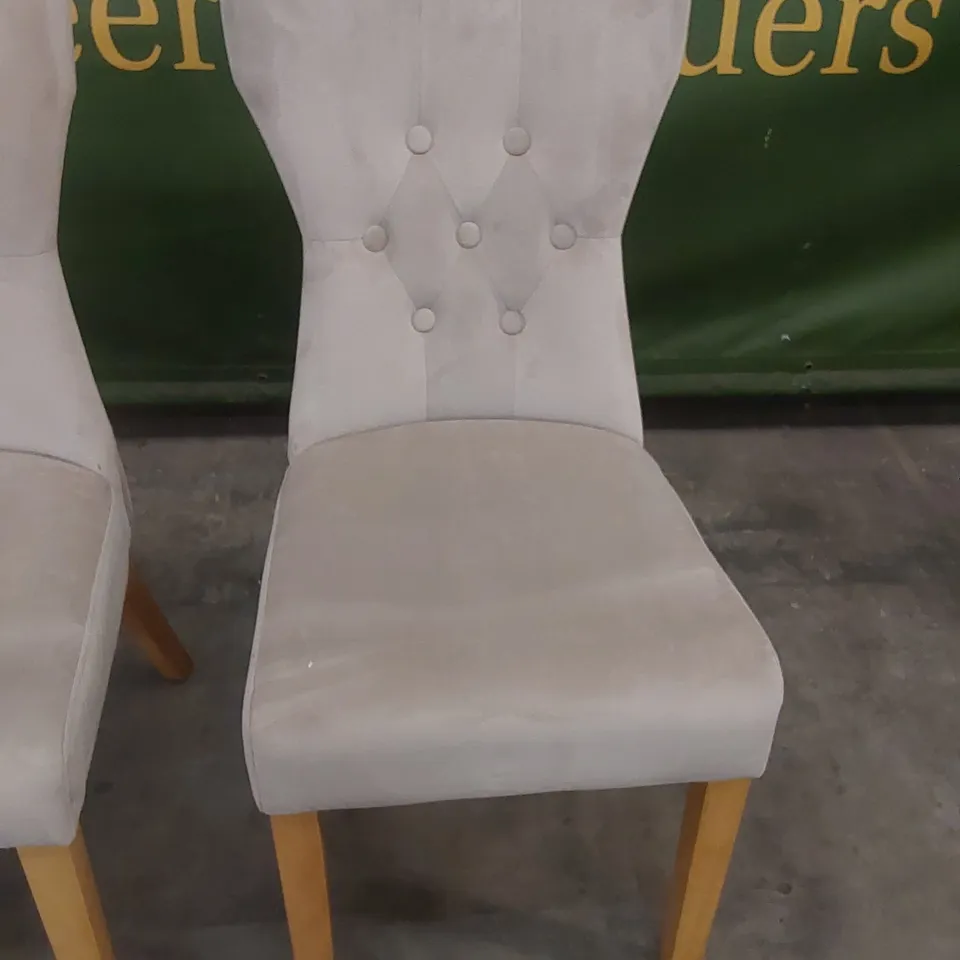 SET OF 2 BEWLEY MINK VELVET BUTTON BACK DINING CHAIRS WITH OAK LEGS 