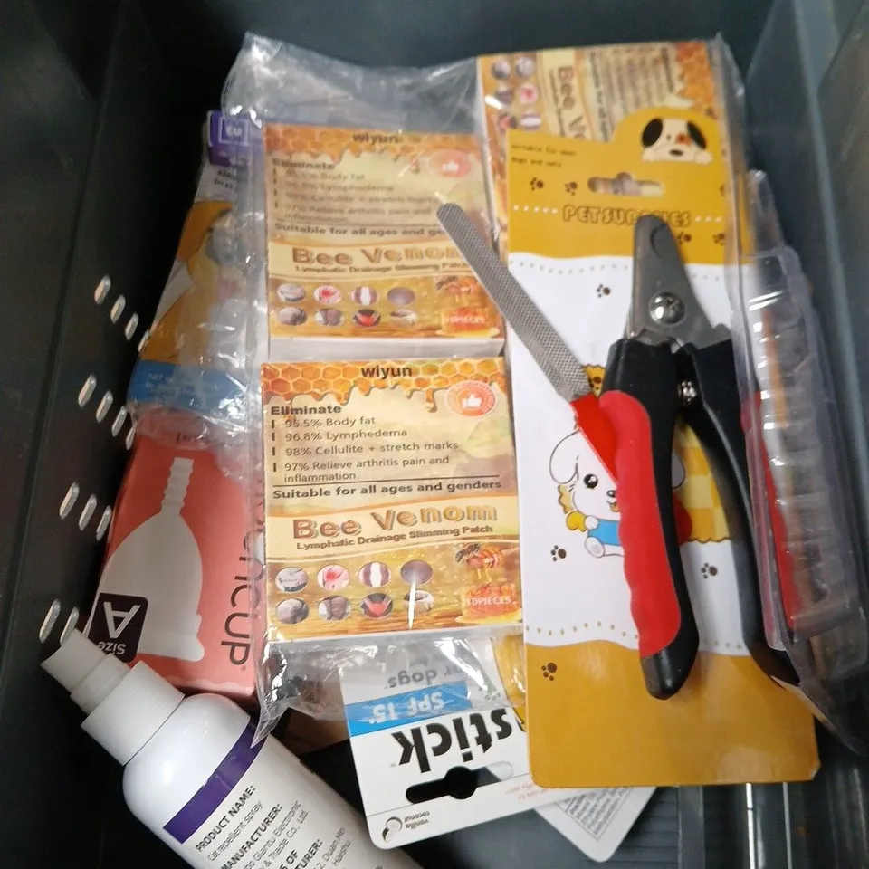 APPROXIMATELY 8 ASSORTED ITEMS INCLUDING CAT DETERRENT SPRAY AND PET SUPPLIES NAIL CLIPPERS