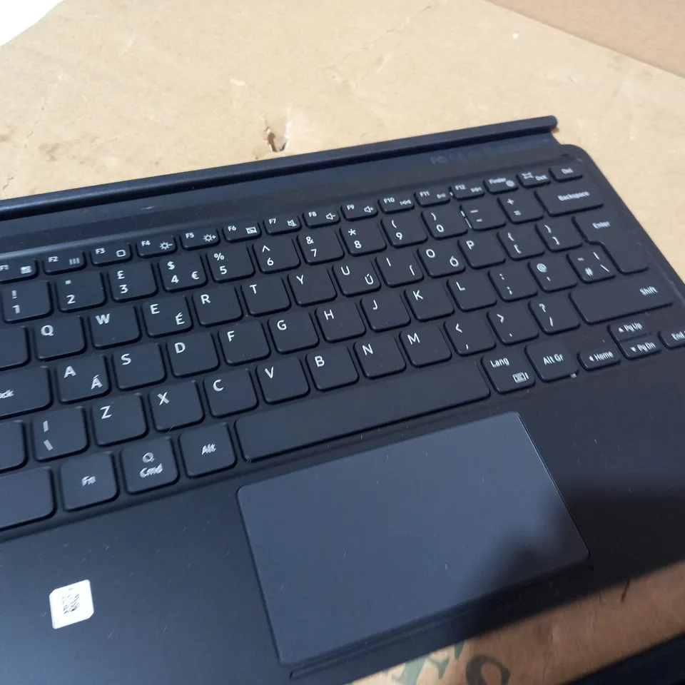 SAMSUNG KEBOARD AND FOLIO CASE WITH TOUCHPAD - BLACK 