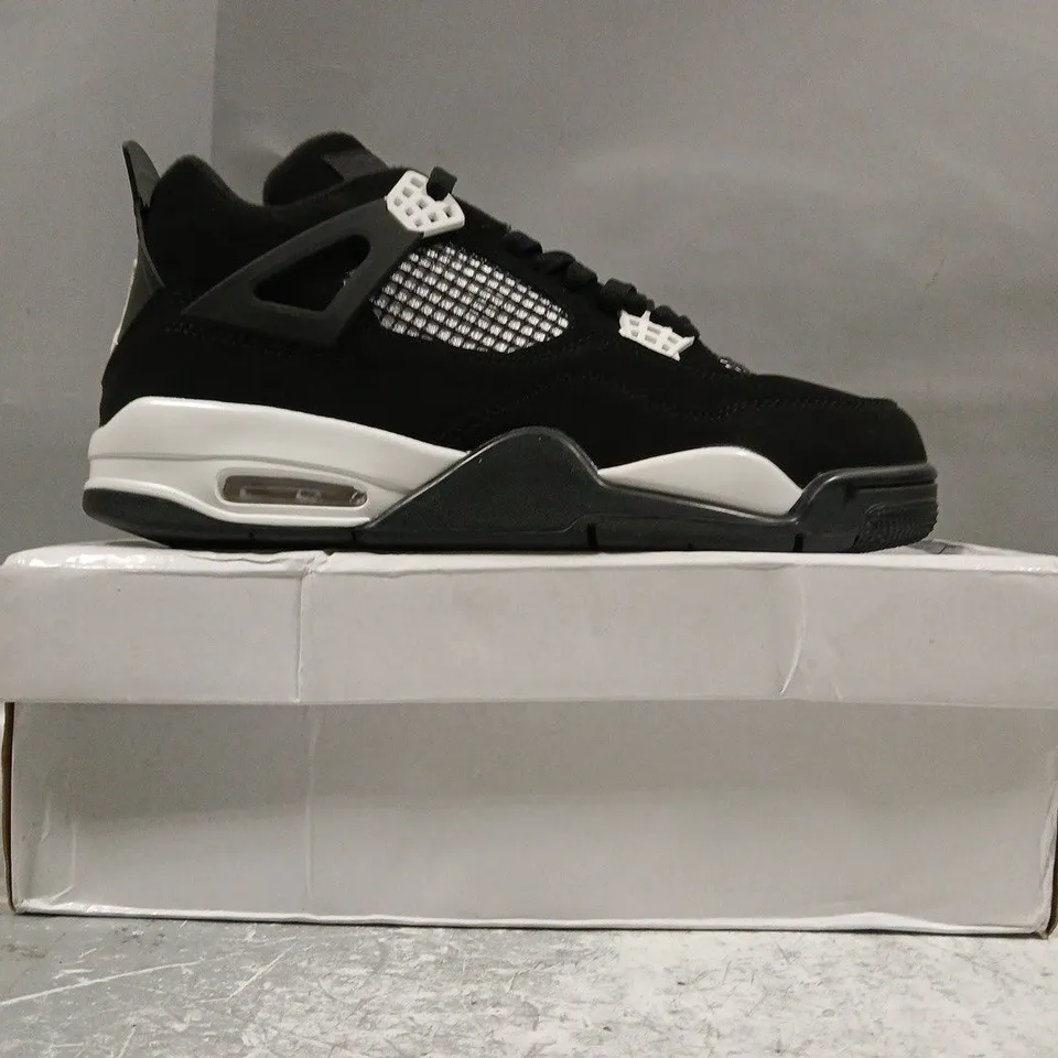 BOXED PAIR OF NIKE AIR JORDAN 4 RETRO SHOES IN BLACK/WHITE SIZE UK 8.5