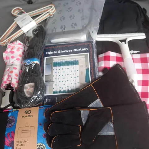 BOX OF APROXIMATELY 10 ASSORTED HOUSEHOLD ITEMS TO INCLUDE PROTECTIVE GLOVES, IDEEN WELT UMBRELA, BACKPACK ETC