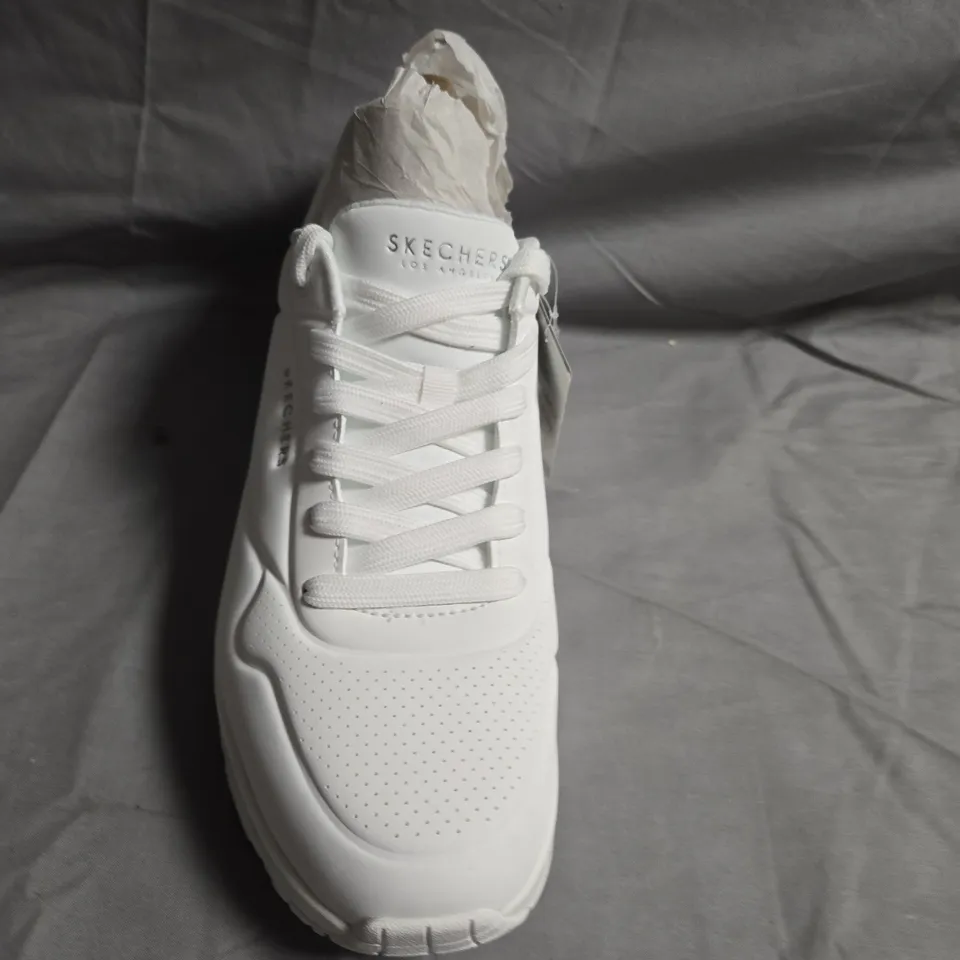 UNBOXED PAIR OF SKECHERS LOS ANGELES TRAINERS IN WHITE - UK SIZE 10.5